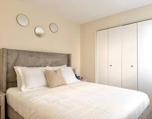 Ένα ή περισσότερα κρεβάτια σε δωμάτιο στο Sleek 1BR Getaway Ideal Spot Near O'Hare