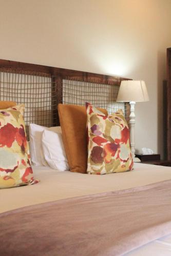 Ένα ή περισσότερα κρεβάτια σε δωμάτιο στο Hilton Bush Lodge & Function Venue