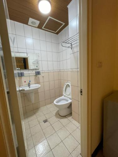 a bathroom with a toilet and a sink at 依藍2館 in Jincheng