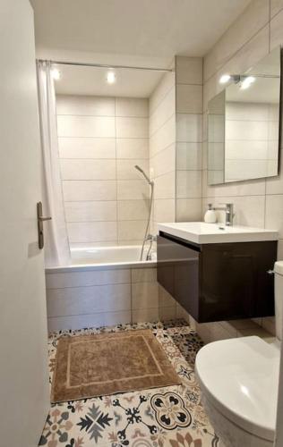 une salle de bain avec une baignoire, un lavabo et des toilettes dans l'établissement Le Boléro - Studio, à Dijon