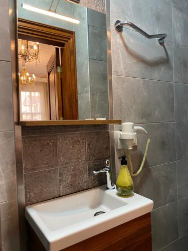 un baño con lavabo y espejo en Bosphorus Bridge, en Estambul