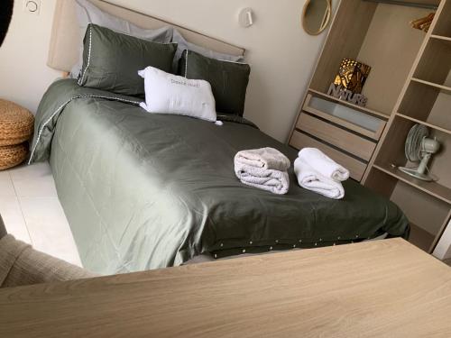 Postel nebo postele na pokoji v ubytování Espace privée une chambre ,salle bain toilettes chez l habitants