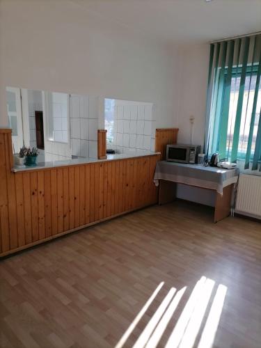 an empty room with a kitchen and a microwave at Centrul Gaudeamus in Sighişoara