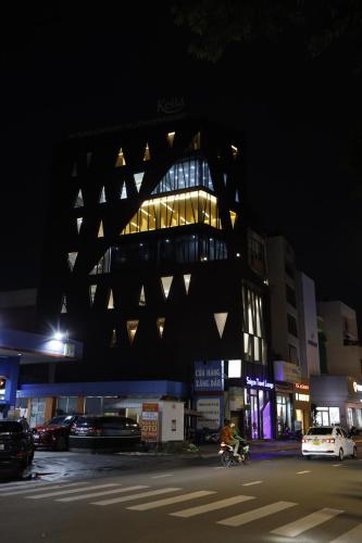 a building at night with cars parked in front of it at 사이공 트래블 라운지 Saigon Travel Lounge in Ho Chi Minh City
