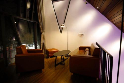 a living room with two chairs and a table at 사이공 트래블 라운지 Saigon Travel Lounge in Ho Chi Minh City