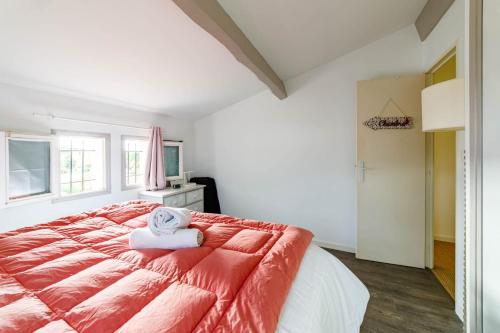 a bedroom with a large bed with a red comforter at Évasion à Carqueiranne - Animal ok & terrasse in Carqueiranne