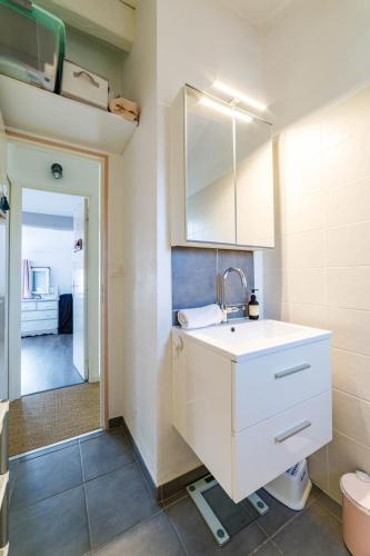a bathroom with a sink and a toilet at Évasion à Carqueiranne - Animal ok & terrasse in Carqueiranne