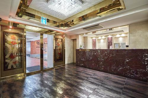 HwaseongにあるHotel THE Blixxの大壁の建物ロビー