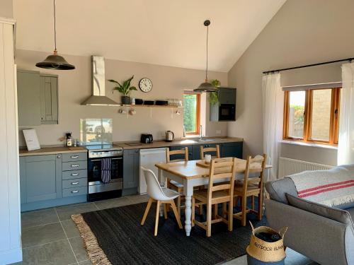 Η κουζίνα ή μικρή κουζίνα στο Luxury 3 bed rural Dorset barn