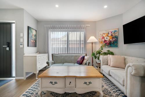 a living room with a couch and a coffee table at Auckland ONE Tree Hill Coby Suit in Auckland