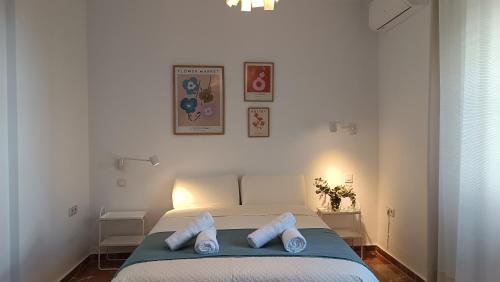 Un dormitorio con una cama con toallas. en Sherryflat Torán, en Jerez de la Frontera