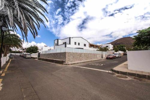 a street with cars parked on the side of the road at Villa Palacios Herrero in Tahiche