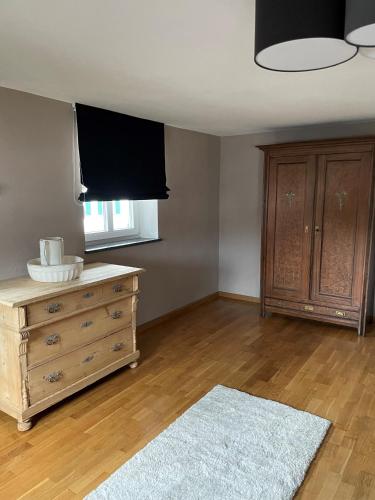 ein Wohnzimmer mit Kommode und Fernseher in der Unterkunft die Lecherei in Lechbruck