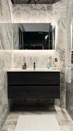 a bathroom with a sink and a mirror at Exklusive Wohnung im Herzen Münchens in Munich