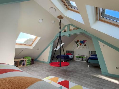 una camera mansardata con 2 letti e una scala di Maison 100m2 Au Cœur de Dosches a Dosches