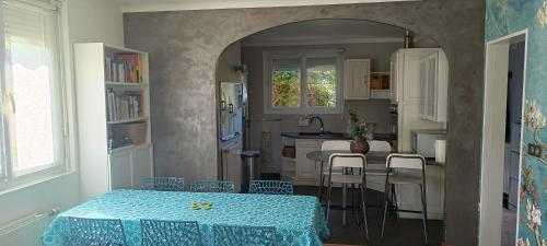 une cuisine avec une table et des chaises dans une pièce dans l'établissement Maison 100m2 Au Cœur de Dosches, à Dosches