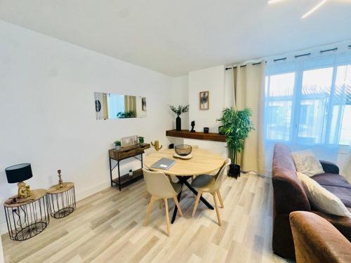 un salon avec une table et un canapé dans l'établissement Les Appartements du Mas - Rose Marie, à Aigues-Mortes