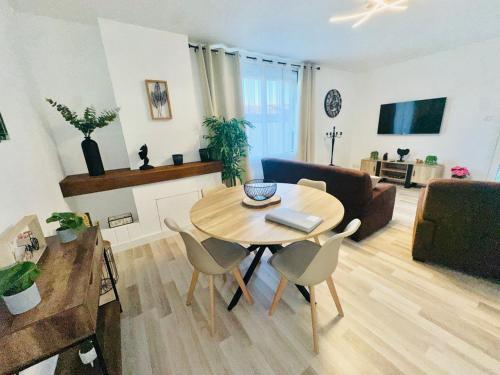 TV a/nebo společenská místnost v ubytování Les Appartements du Mas - Rose Marie