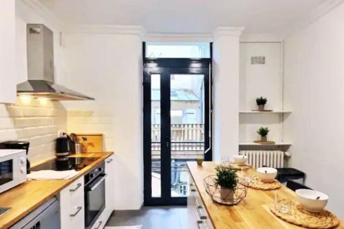 - une cuisine avec un comptoir et une table avec de la nourriture dans l'établissement Plein centre 8pers 4ch 2sdb, Terrasse, billard - Angers-ROE, à Angers