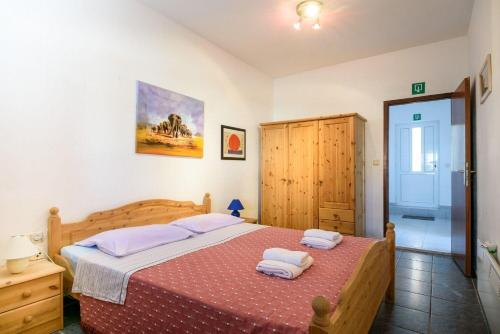 Ένα ή περισσότερα κρεβάτια σε δωμάτιο στο Apartments Modri Dragulj