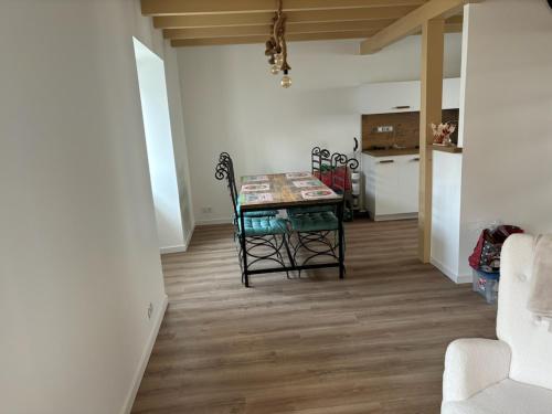 une salle à manger avec une table et des chaises dans une pièce dans l'établissement Maison de pêcheur bord de mer, à Le Tour-du-Parc