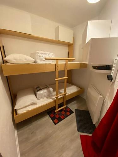 Cette petite chambre comprend une étagère dans un réfrigérateur. dans l'établissement Chez Olga&Seb, à Huez