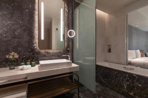 Ванная комната в Crowne Plaza Kuala Lumpur City Centre by IHG