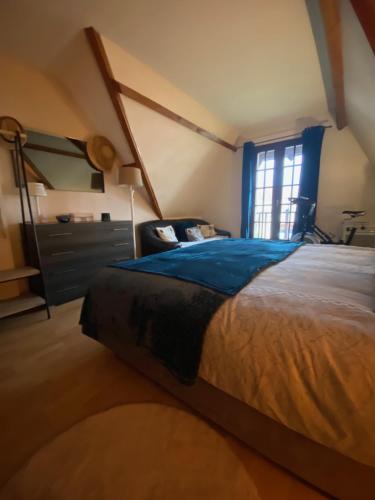 a bedroom with a large bed and a window at Chambre dans maison près Disneyland Paris - 2 in Brie-Comte-Robert