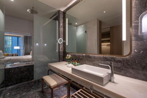 Ванная комната в Crowne Plaza Kuala Lumpur City Centre by IHG