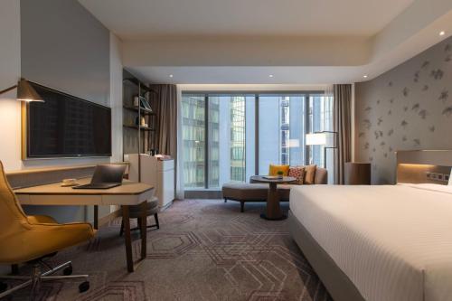 Кровать или кровати в номере Crowne Plaza Kuala Lumpur City Centre by IHG