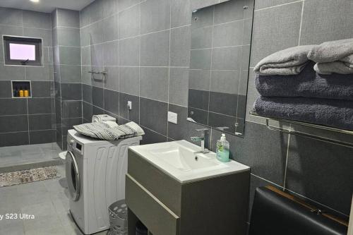 Ένα μπάνιο στο 2 mins walk beachfront Seaview apartment