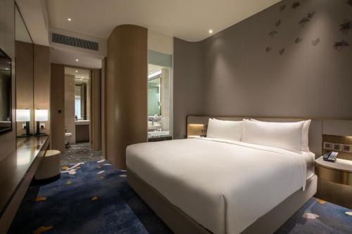 Кровать или кровати в номере Crowne Plaza Kuala Lumpur City Centre by IHG