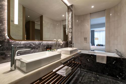 Ванная комната в Crowne Plaza Kuala Lumpur City Centre by IHG