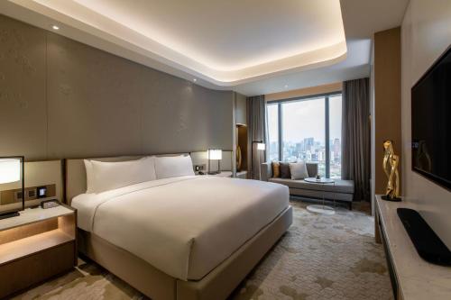 Телевизор и/или развлекательный центр в Crowne Plaza Kuala Lumpur City Centre by IHG