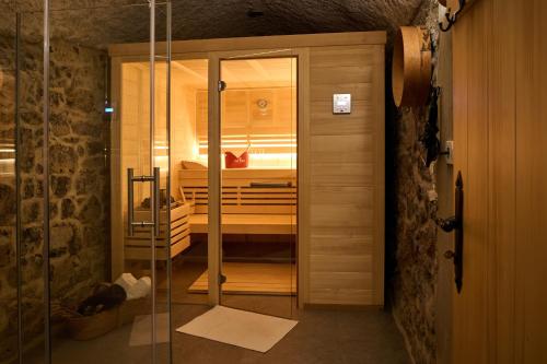 Una ducha de cristal en una habitación con dormitorio en Pri Štefacovih - Authentic house, en Grahovo