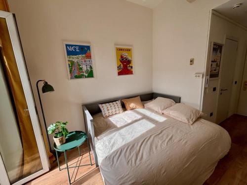 une petite chambre avec un lit et une table dans l'établissement Studio gare Nice Clim, à Nice
