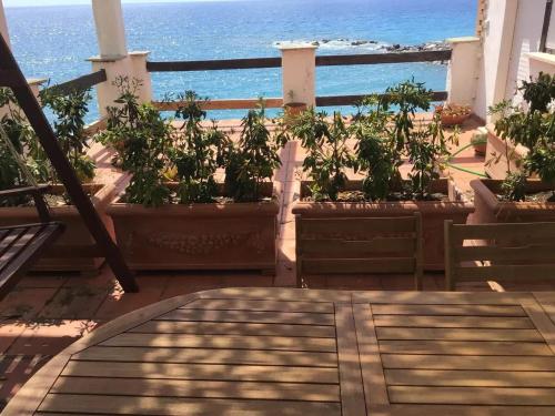 Fotografie z fotogalerie ubytování Cozy Apartment in Cittadella del Capo with Sea View v destinaci Cittadella del Capo