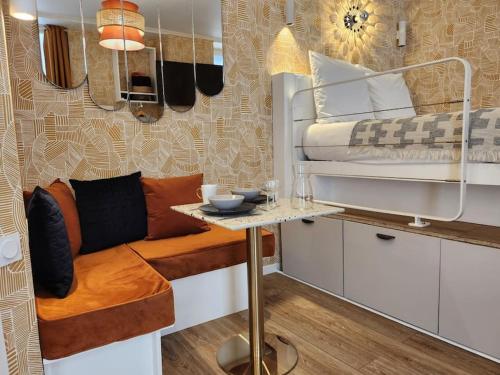 une petite pièce avec un lit et une table dans l'établissement Cocon déco quartier Antiquaires, à Dijon