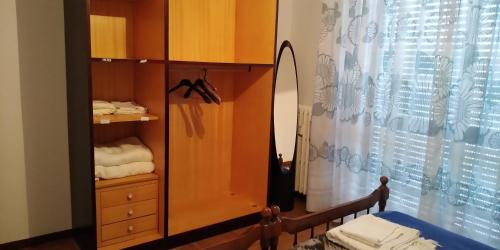 una camera da letto con cassettiera e specchio di CASA CHIARA - 11 minuti da Milano - 6 minuti da policlinico San Donato Milanese a San Giuliano Milanese