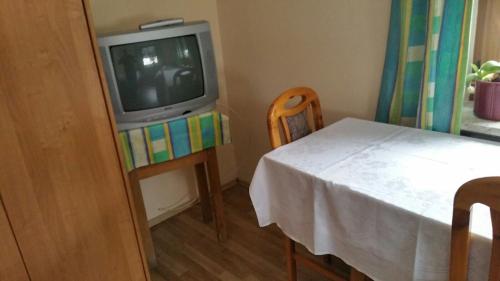 telewizor siedzący na stole w pokoju w obiekcie Haus Eva w mieście Eslarn