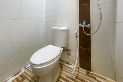 une salle de bain avec toilettes et douche dans l'établissement Andung Residence Lampung RedPartner, à Bandar Lampung