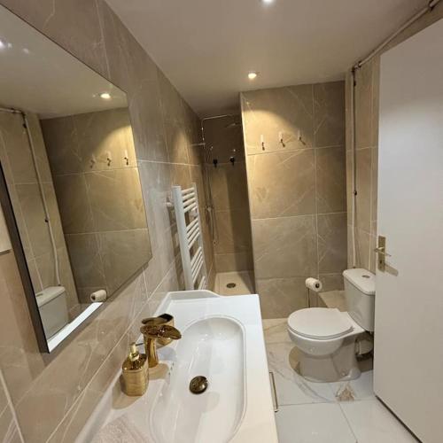 ロングペリエにあるLe Living Roissy CDGのバスルーム(洗面台、トイレ付)