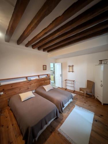 Cette chambre spacieuse dispose de 2 lits et de parquet. dans l'établissement Gite Les Volets Rouges, à Vigny