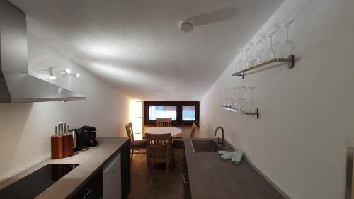 una cucina con un lavello e un piano di lavoro di Absolute Active Roulette Apartments Kirchberg a Kirchberg in Tirol