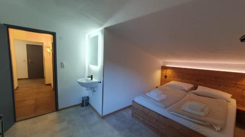 Letto o letti in una camera di Absolute Active Roulette Apartments Kirchberg