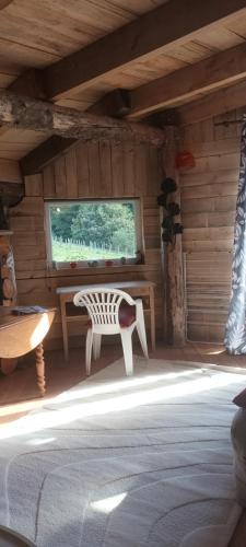 une chambre avec un banc et une fenêtre dans une cabine dans l'établissement Le Pré Soutro, à Arches