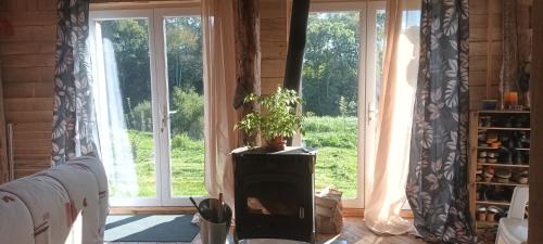 - un salon avec une cheminée devant une fenêtre dans l'établissement Le Pré Soutro, à Arches