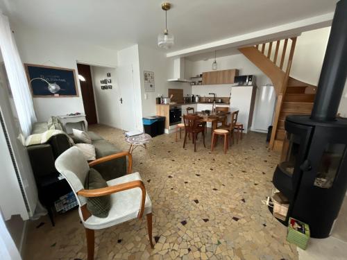 un salon avec un canapé et une table dans l'établissement Villa Janine, à Cayeux-sur-Mer