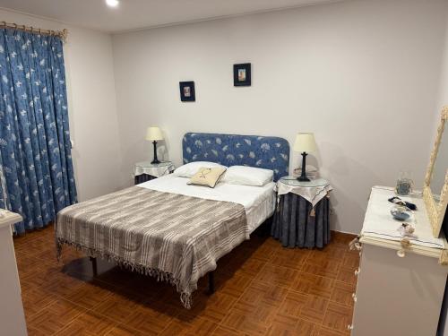 a bedroom with a bed and two tables with lamps at Apartamento Santa Cruz in Santa Cruz