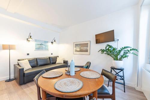 Televízia a/alebo spoločenská miestnosť v ubytovaní Belle rénovation moderne au coeur du Panier